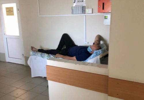 Новосибирск: пациенты лежат в коридорах и палатках, воду черпают кружками из общей бадьи