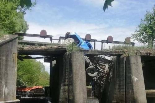Грузовик повис над рекой — на Украине "устал" очередной мост
