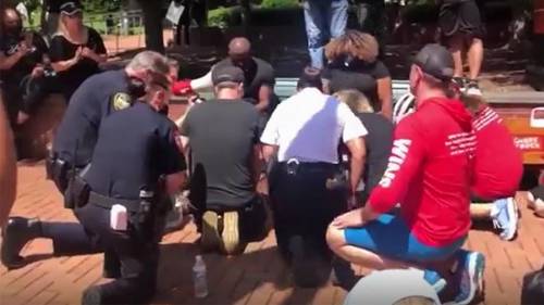 Полицейские в Северной Каролине вымыли ноги темнокожим пасторам