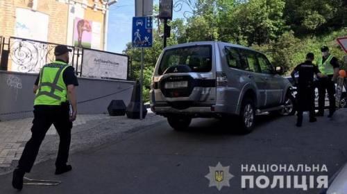В Киеве пьяный парень угнал авто посла, протаранил ворота, попал в ДТП на <span id=