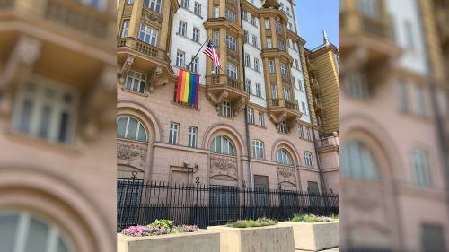 Песков: Из Кремля флаг ЛГБТ не виден.
