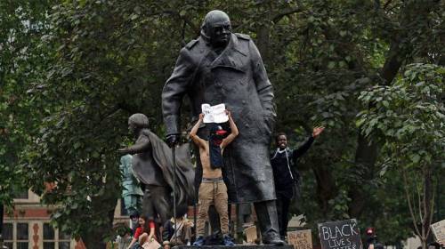 На акциях протеста в Британии разрисовали монумент Черчиллю и утопили памятник