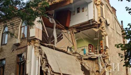 В Одессе рухнул жилой дом, из-под завалов выводят людей
