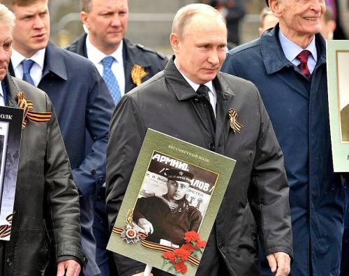 Путин согласился перенести акцию «Бессмертный полк» на 2021 год