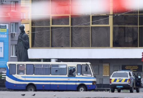 Заложники остаются в автобусе в украинском Луцке уже более 7 часов
