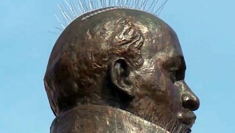 Может, легче Ленина убрать? В Магадане сняли антиголубиные шипы с памятника вождю