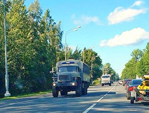 На пути из Петербурга к границе Белоруссии заметили десятки «Уралов» без номеров