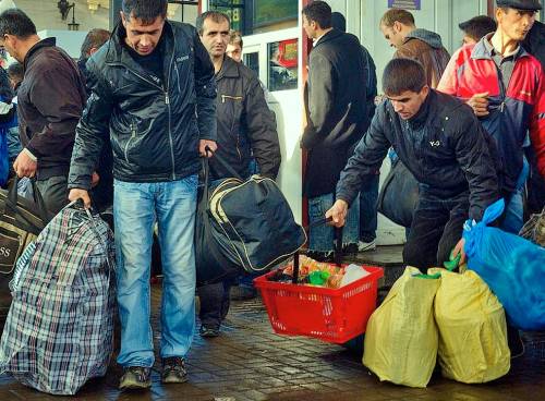Сотни узбекских мигрантов собрались на самарской станции Кинель