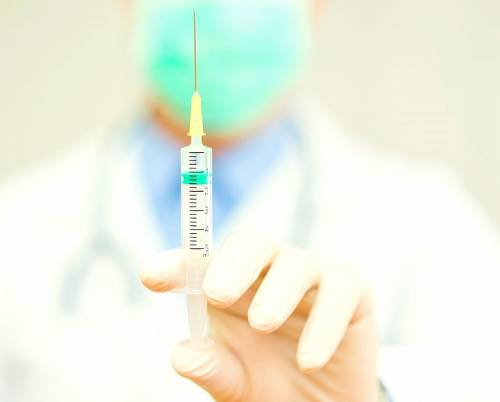 Более половины опрошенных врачей не готовы сделать прививку от коронавируса