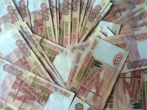 В Москве пенсионерка выбросила с балкона полмиллиона рублей