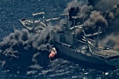 ВМФ США на учениях не смогли утопить списанный военный корабль "USS Durham"