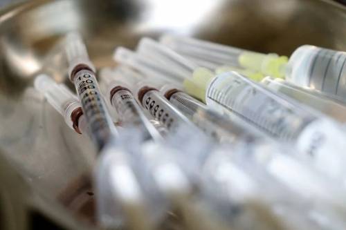 Векторные вакцины vs РНК-вакцины: почему эффективность AstraZeneca лишь 70%