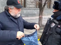 Режиссера Виталия Манского задержали у здания ФСБ за одиночный пикет с трусами