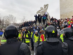 В Петербурге на митинге произошли столкновения протестующих с ОМОНом