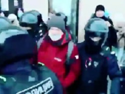 Митингующие перекрыли движение в районе площади трех вокзалов