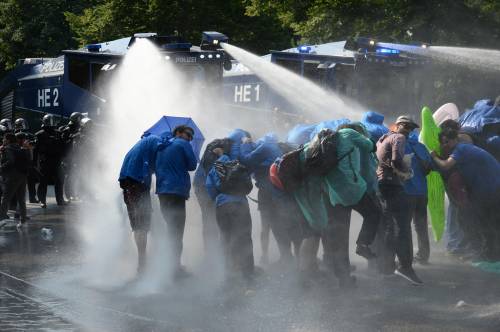 Водометы и конная полиция. Как проходят выборы в самой либеральной стране