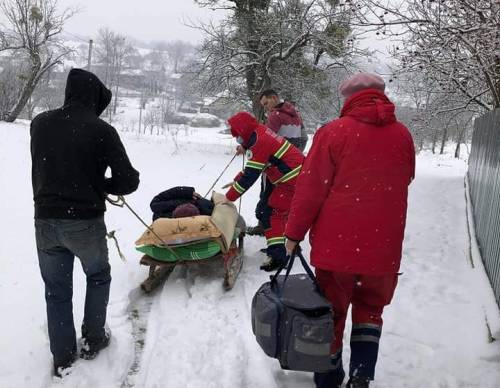 Це Европа: на Западной Украине женщину с инфарктом скорая помощь тащила на санях