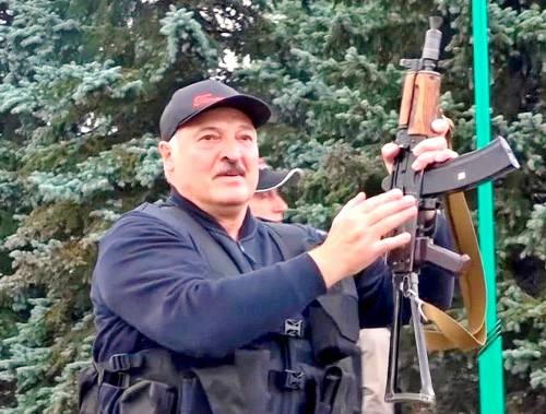 К резиденции Лукашенко стянуты силовики и спецтехника