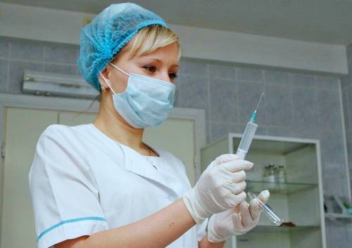 РАН сочла недостаточными темпы COVID-вакцинации в России