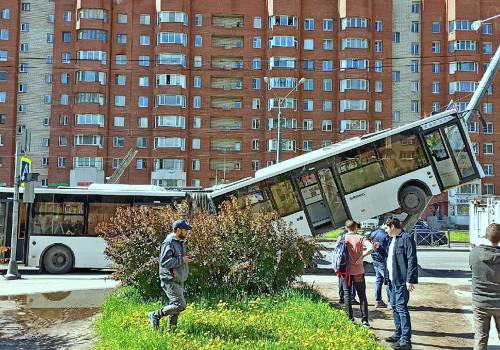 Число пострадавших в повисшем на столбе петербургском автобусе выросло до шести