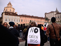 Италию охватили беспорядки из-за введения «коронавирусных» пропусков для всех работников