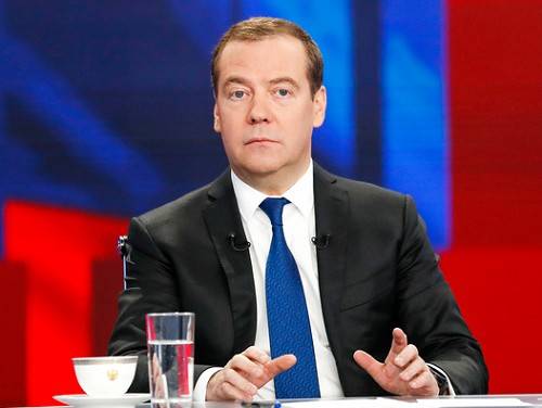 Медведев считает бессмысленными переговоры с действующими властями Украины