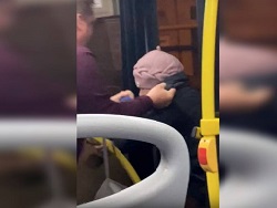 В Воронеже водитель выволок пассажирку без маски из автобуса