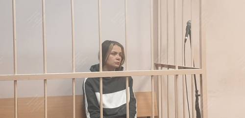 В Петербурге суд оставил на свободе девушку, которая сделала фото в трусах на фоне собор