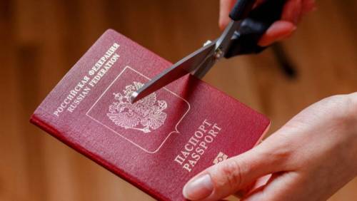 Вопрос дня: позволяет ли Конституция лишать гражданства россиян по рождению?