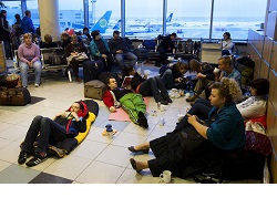 В аэропортах Москвы и Санкт-Петербурга отменены и задержаны сотни рейсов