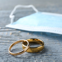 Истории двух свадеб, которые закончились в суде: одна – в связи с нарушением карантина по COVID-19, вторая – из-за спора о распределении расходов на свадьбу и свадебных подарках