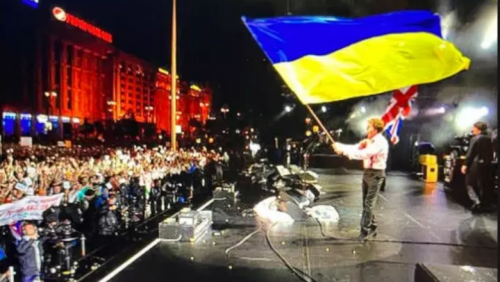 Фото Пола Маккартни с украинским флагом стало вирусным в соцсетях