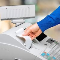 В отдаленных местностях продавец, выдавая бумажный чек покупателю, не обязан направлять на его почту электронный вариант
