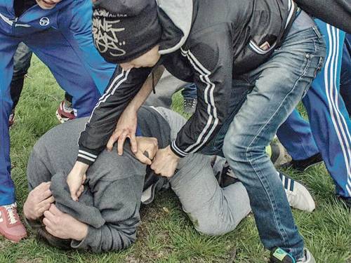 В Челябинске прохожие спасли мальчика, которого избивала толпа подростков