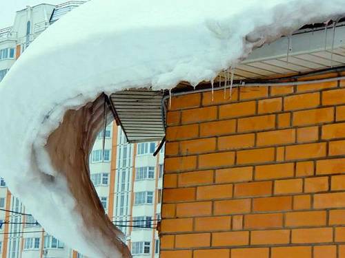 Ребенок пострадал после падения снега на голову с крыши дома в Москве