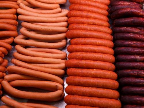 В России увидели риски сокращения ассортимента сосисок и колбасы