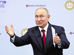 Путин поддержал идею исполнять гимн и поднимать флаг в российских школах