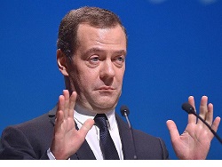 Медведев: добрые дядьки и тетки из ЕС готовят украинцев умереть за перспективу