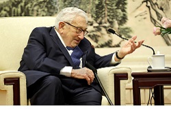 Киссинджер назвал три варианта завершения конфликта на Украине